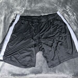 Men’s 3xb tech gear athletic shorts-see all photos/ 2 small pulls in fabric